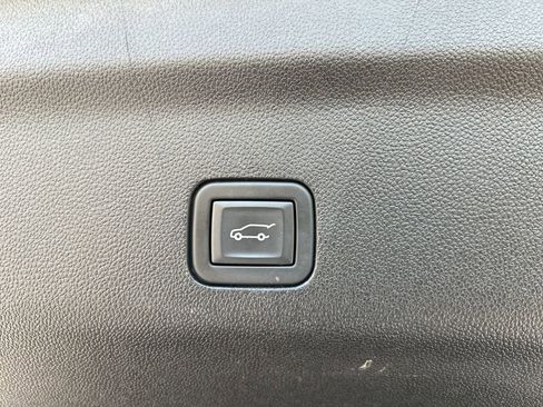 Used 2023 GMC Yukon SLT image 45