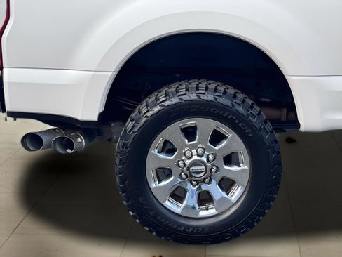 Used 2017 Ford F250 Lariat w/ Chrome Package image 45