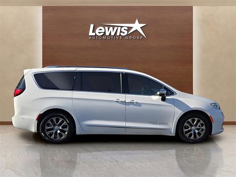 Used 2025 Chrysler Pacifica Pinnacle image 5