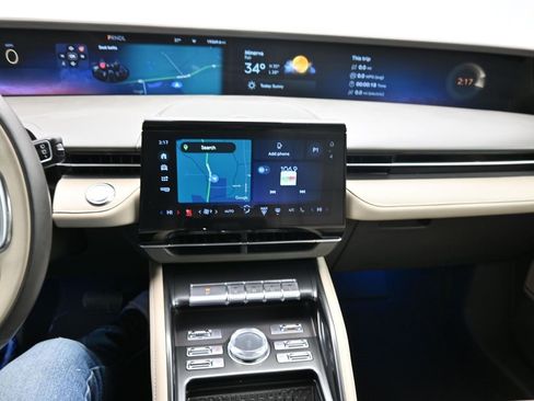 Used 2025 Lincoln Nautilus Premier image 15