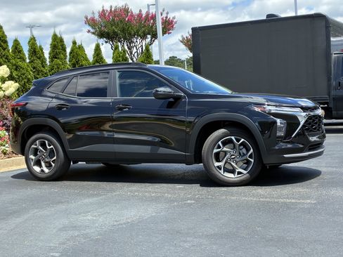 Used 2026 Chevrolet Trax LT FWD image 3
