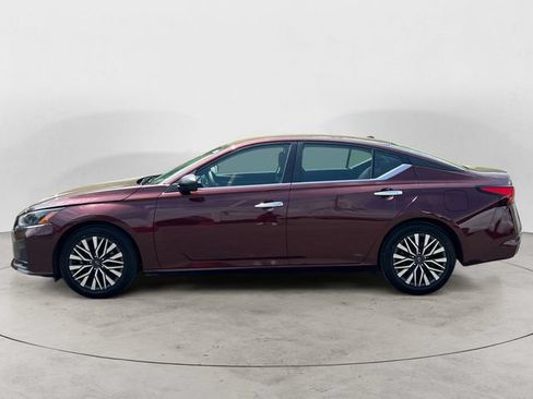 Used 2024 Nissan Altima 2.5 SV FWD image 2