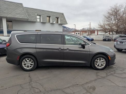 Used 2023 Chrysler Voyager LX image 2