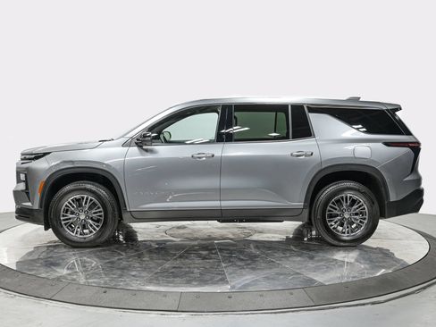Used 2024 Chevrolet Traverse LS FWD image 2