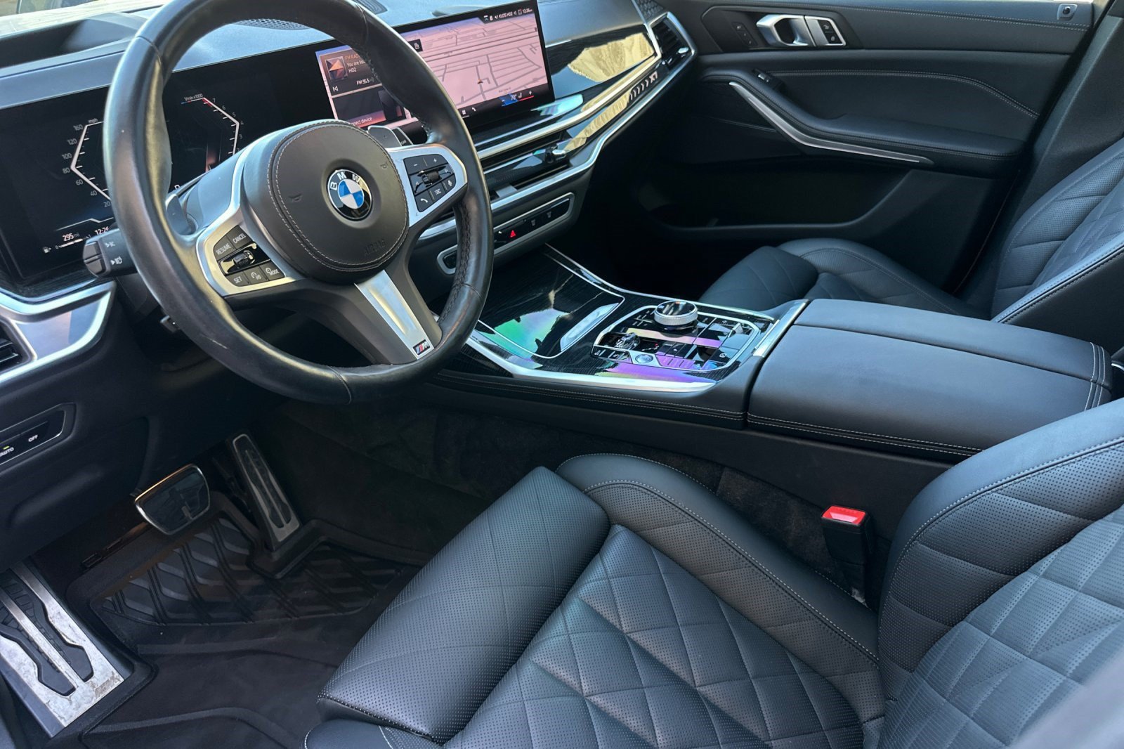 Used 2024 BMW X7 xDrive40i w/ M Sport Package AWD/4WD image 4