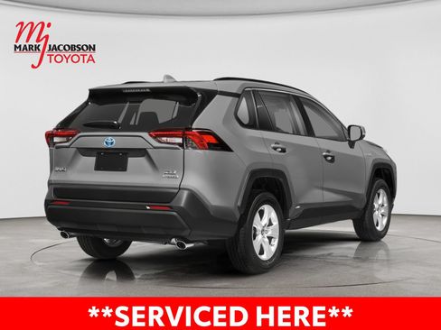 Used 2021 Toyota RAV4 XLE w/ Convenience Package AWD/4WD image 3