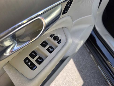 Used 2022 Volvo XC90 T5 Momentum image 20