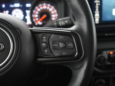 Used 2025 Jeep Gladiator Mojave w/ Convenience Group AWD/4WD image 24