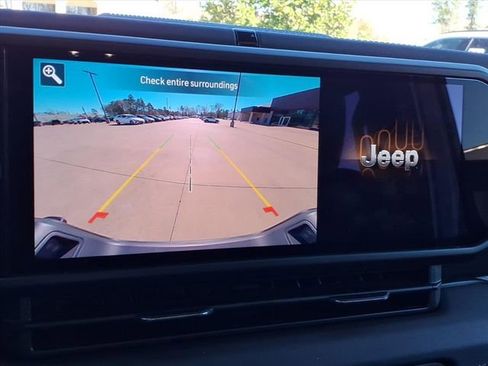 Used 2025 Jeep Gladiator Sport image 27