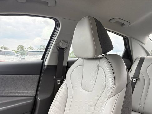 Used 2025 Hyundai Elantra Limited FWD image 21