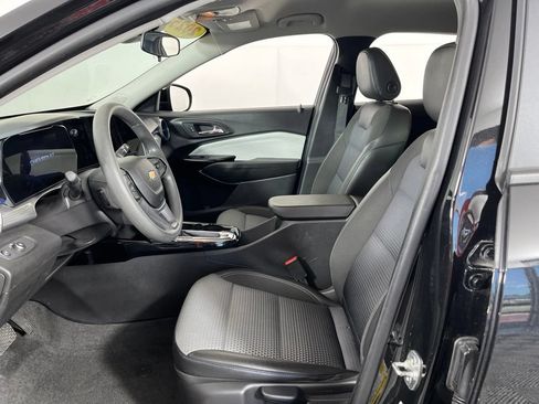 Certified 2025 Chevrolet Trax LT FWD image 22