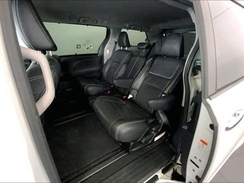 Used 2018 Toyota Sienna SE Premium FWD image 12