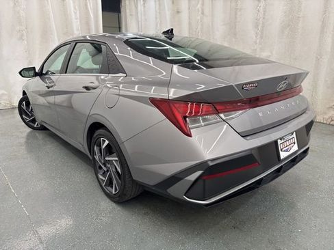Used 2025 Hyundai Elantra SEL FWD image 5