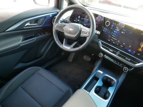 Used 2024 Chevrolet Equinox EV LT w/ LPO, Trailering Package image 9