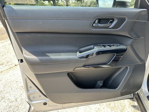 Used 2024 Nissan Pathfinder SV image 19