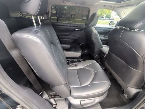 Certified 2024 Toyota Highlander XLE FWD image 4