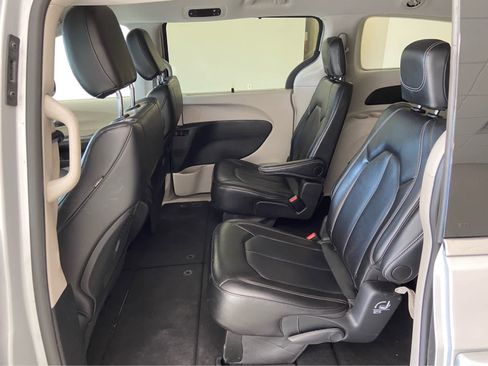 Used 2024 Chrysler Pacifica Touring-L image 13