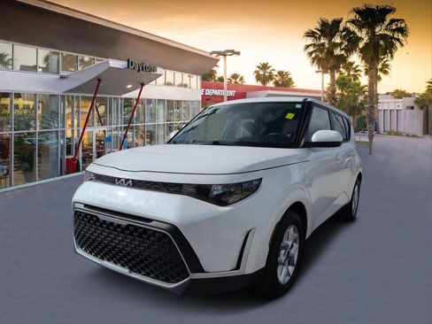 Used 2025 Kia Soul LX w/ LX Technology Package FWD image 7