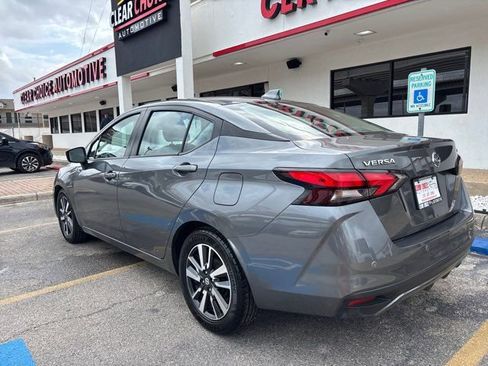 Used 2022 Nissan Versa SV image 3