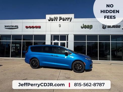 New 2026 Chrysler Pacifica Select w/ S Appearance Package AWD/4WD image 1
