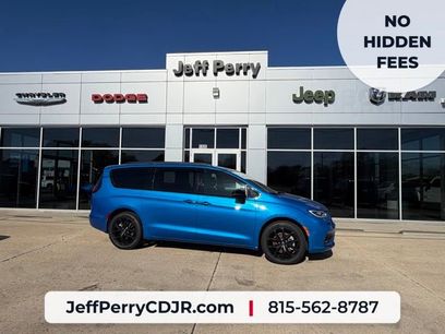 New 2026 Chrysler Pacifica Select w/ S Appearance Package