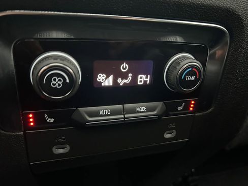 Used 2024 Chevrolet Suburban Z71 image 36