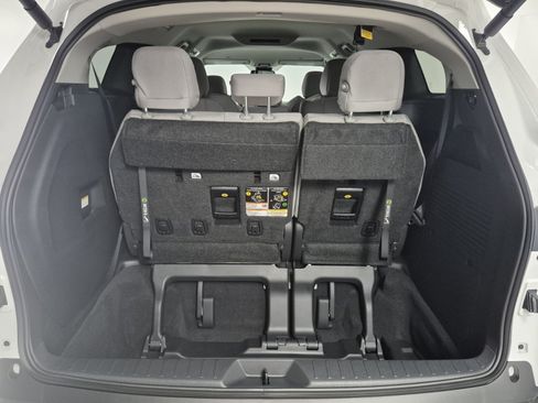 New 2026 Toyota Sienna LE FWD image 13