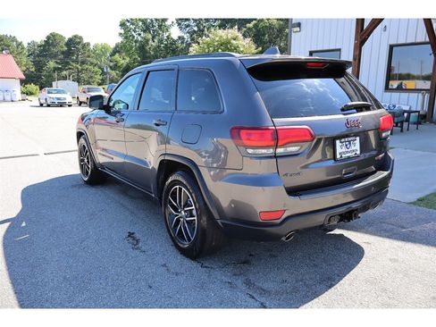 Used 2018 Jeep Grand Cherokee Trailhawk w/ Trailhawk Luxury Group AWD/4WD image 3