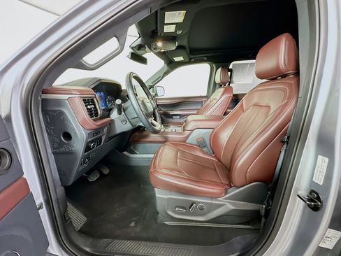Used 2024 Ford Expedition Limited image 13