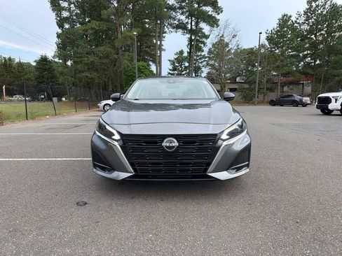 Used 2024 Nissan Altima 2.5 SV FWD image 2