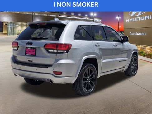 Used 2018 Jeep Grand Cherokee Altitude AWD/4WD image 7