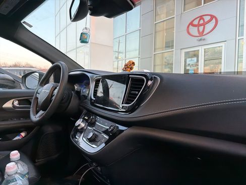 Used 2023 Chrysler Pacifica Touring-L w/ Uconnect Theater Family Group image 16