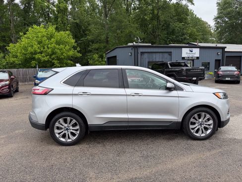 Used 2019 Ford Edge Titanium w/ Equipment Group 301A FWD image 3