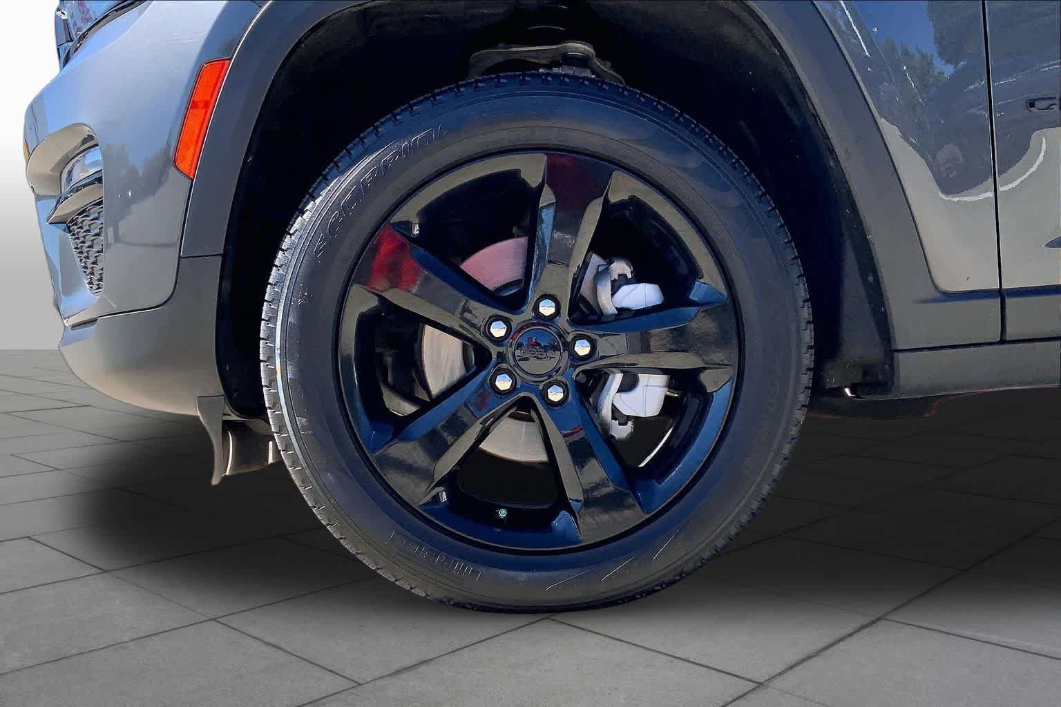 Used 2025 Jeep Grand Cherokee Limited w/ Black Appearance Package AWD/4WD image 11