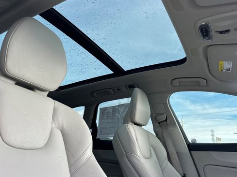 Used 2019 Volvo XC60 T6 Momentum w/ Premium Package image 17