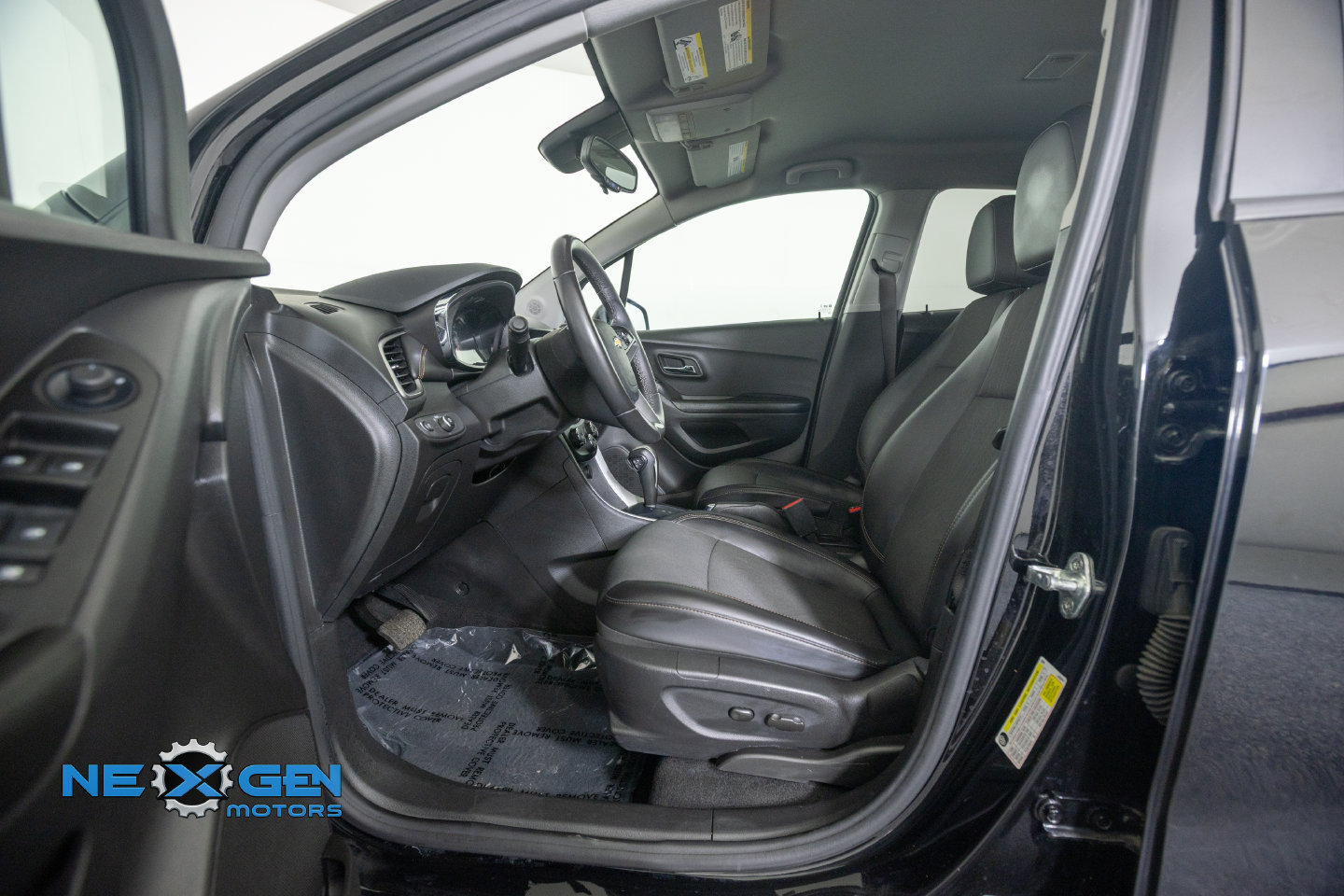 Used 2022 Chevrolet Trax LT w/ Midnight Edition AWD/4WD image 12