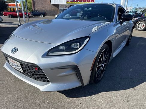 Used 2023 Toyota GR86 w/ ALL Weather Mat Package (TMS) RWD image 2