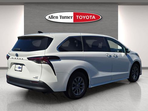 Used 2024 Toyota Sienna LE image 6