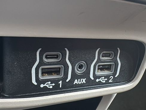 Used 2023 Chrysler Voyager LX image 33