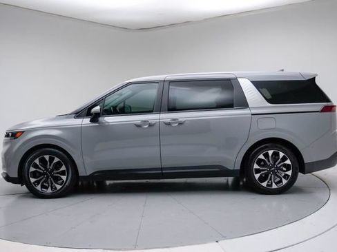 Used 2022 Kia Carnival EX FWD image 2
