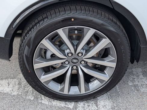 New 2026 Land Rover Discovery Dynamic SE image 30