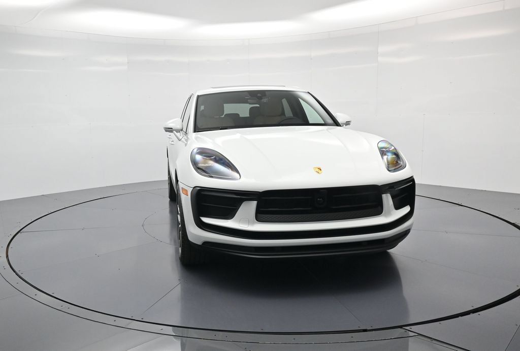 Certified 2026 Porsche Macan AWD/4WD image 33