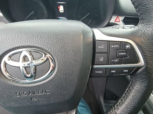 Used 2021 Toyota Sienna XLE image 12