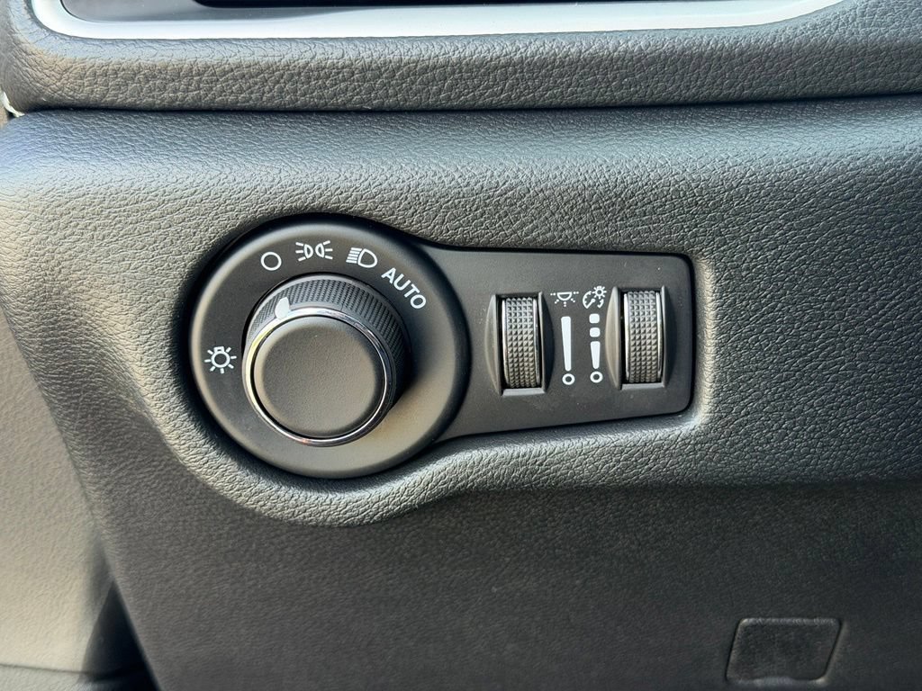 New 2027 Chrysler Pacifica Select FWD image 11