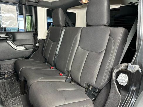 Used 2017 Jeep Wrangler Unlimited Rubicon w/ Connectivity Group image 17