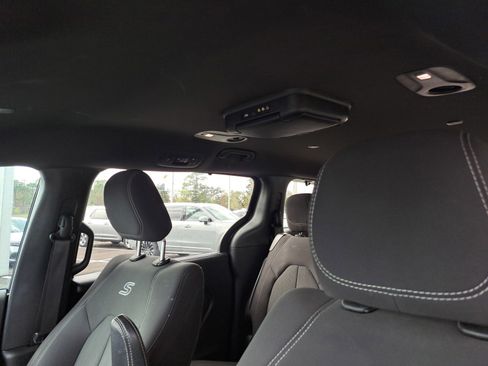 Used 2019 Chrysler Pacifica Touring Plus w/ S Appearance Package image 15