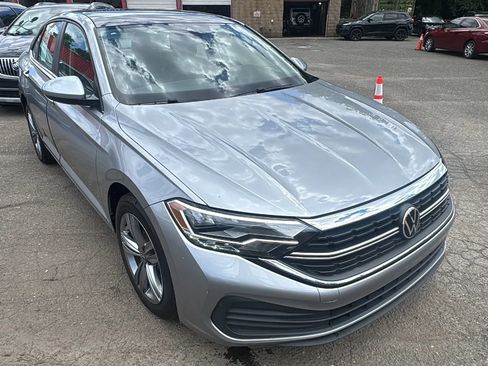 Used 2024 Volkswagen Jetta SE FWD image 3