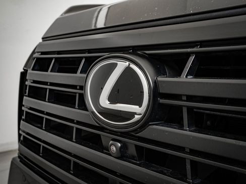 Used 2024 Lexus GX 550 image 3
