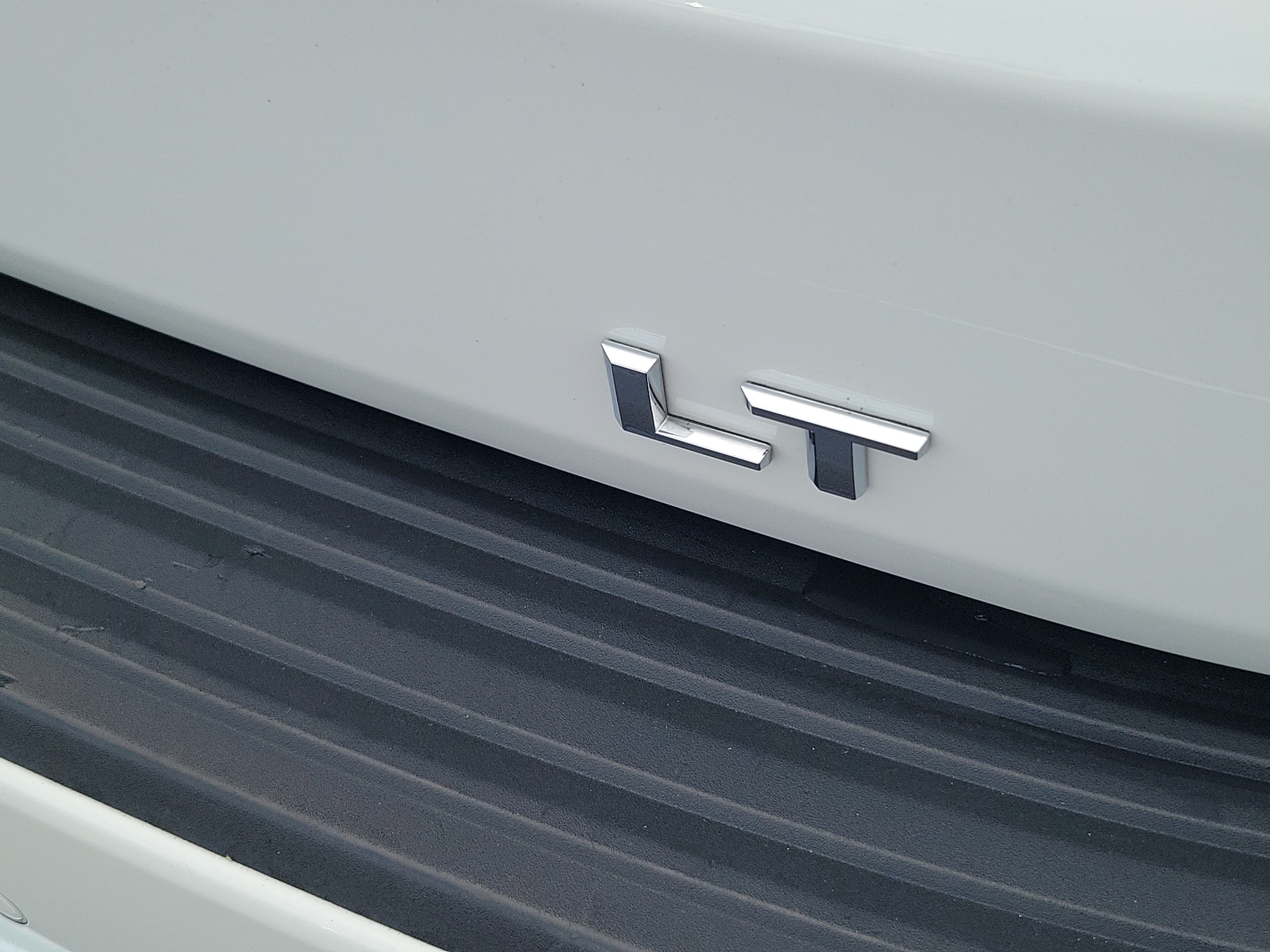 Used 2024 Chevrolet Suburban LT w/ Luxury Package RWD image 5