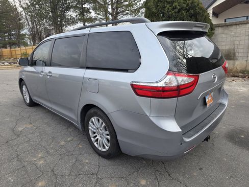 Used 2017 Toyota Sienna XLE image 3